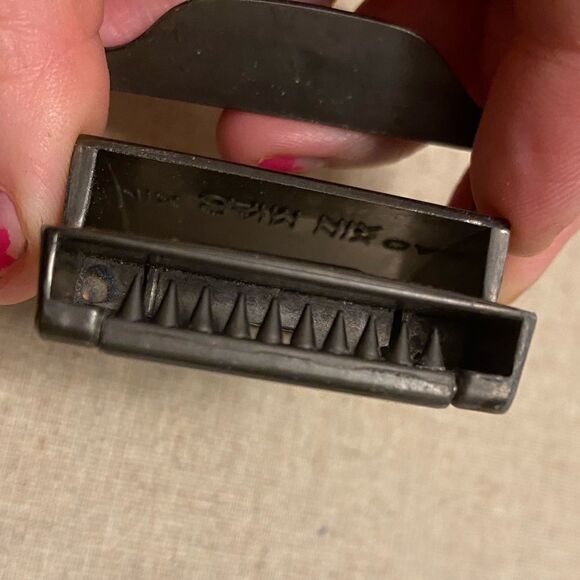 Deltaforge brushed metal belt buckle with teeth, sword triangle Pewter aesthetic - Picture 3 of 9